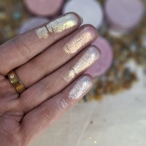 SHINE BRIGHT LIKE A DIAMOND 
3D PRESSED HIGHLIGHTERS (Set of 6)